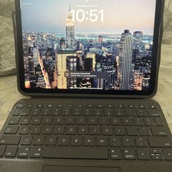 5TH GEN IPAD AIR 10.9” W/ KEYBOARD AND TRACKPAD