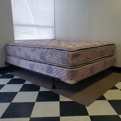 Queen size set - can DELIVER almost anywhere for $20 extra - please see all photos and read everything 🙂