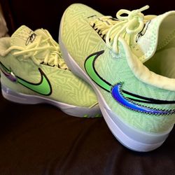 Nike zoom Lebron NXXT Genisus “BarelyBolt” size: 11 basketball shoes 