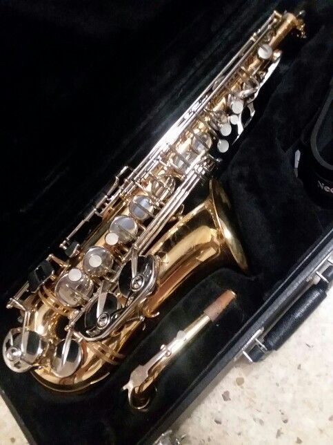 Yamaha alto sax - Like NEW