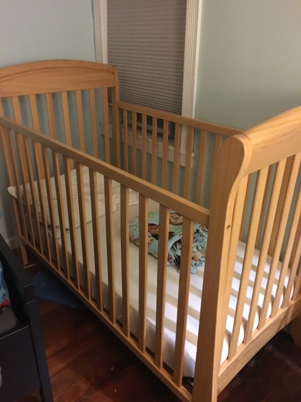 Baby crib w/ mattress!!