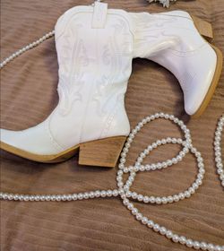 White boots size 6