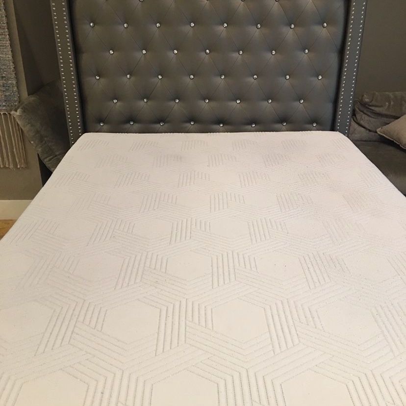 Dr. Oz QueenMattress Like New -No Stains