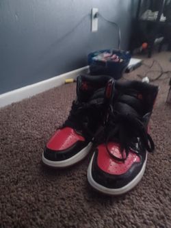 Jordan 1s 100$ Size 8
