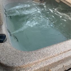 2019 model, 4 person jacuzzi