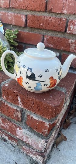 England kitty tea pot