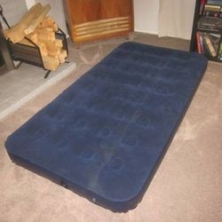 Twin Air mattress, MINT CONDITION, in original box with pump