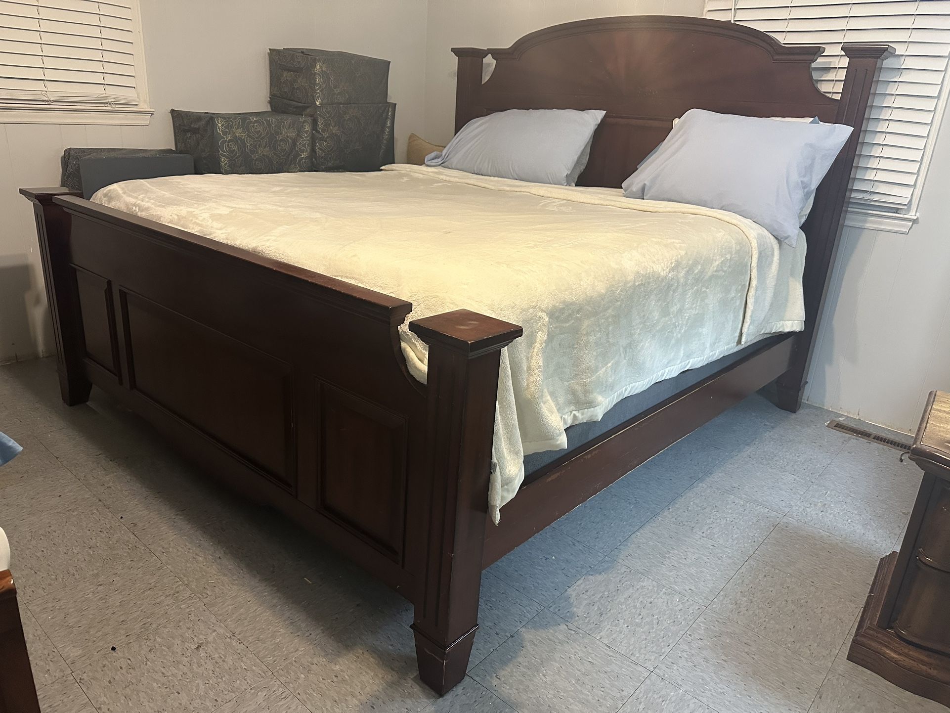 Wood Bedroom Furniture Set