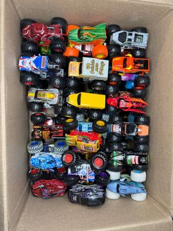 Monster jam lot (50) trucks 1:64