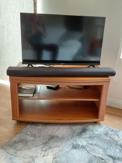 Oak TV stand 32" L x 18" H x 19" W