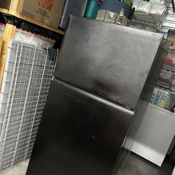 Hisense Top-Freezer Refrigerator w/Ice Maker