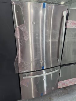 New GE 33" Bottom Freezer Fridge