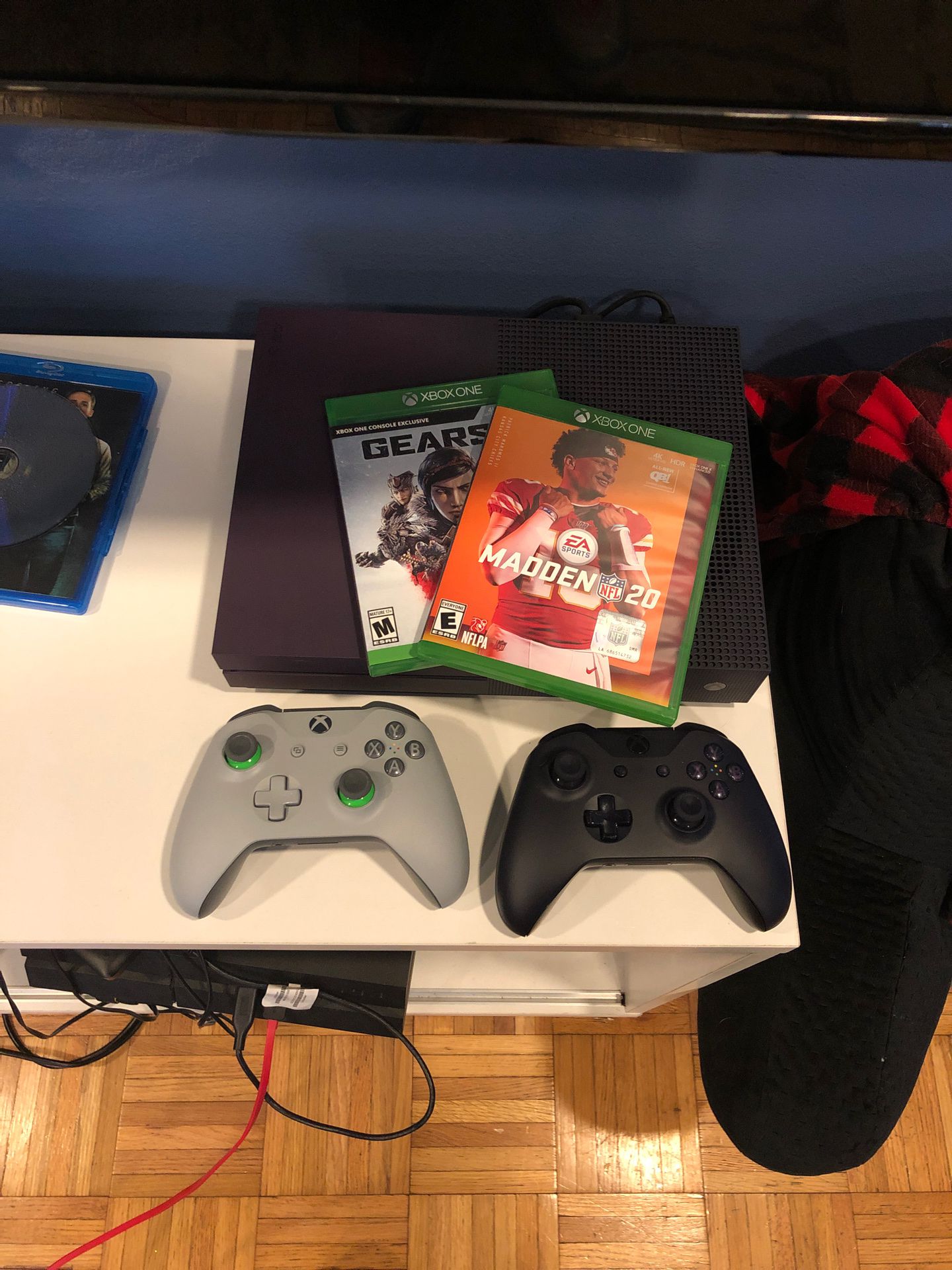 Xbox one s fortnite bundle- 2 games 2- controllers