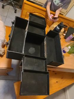 Make up case black
