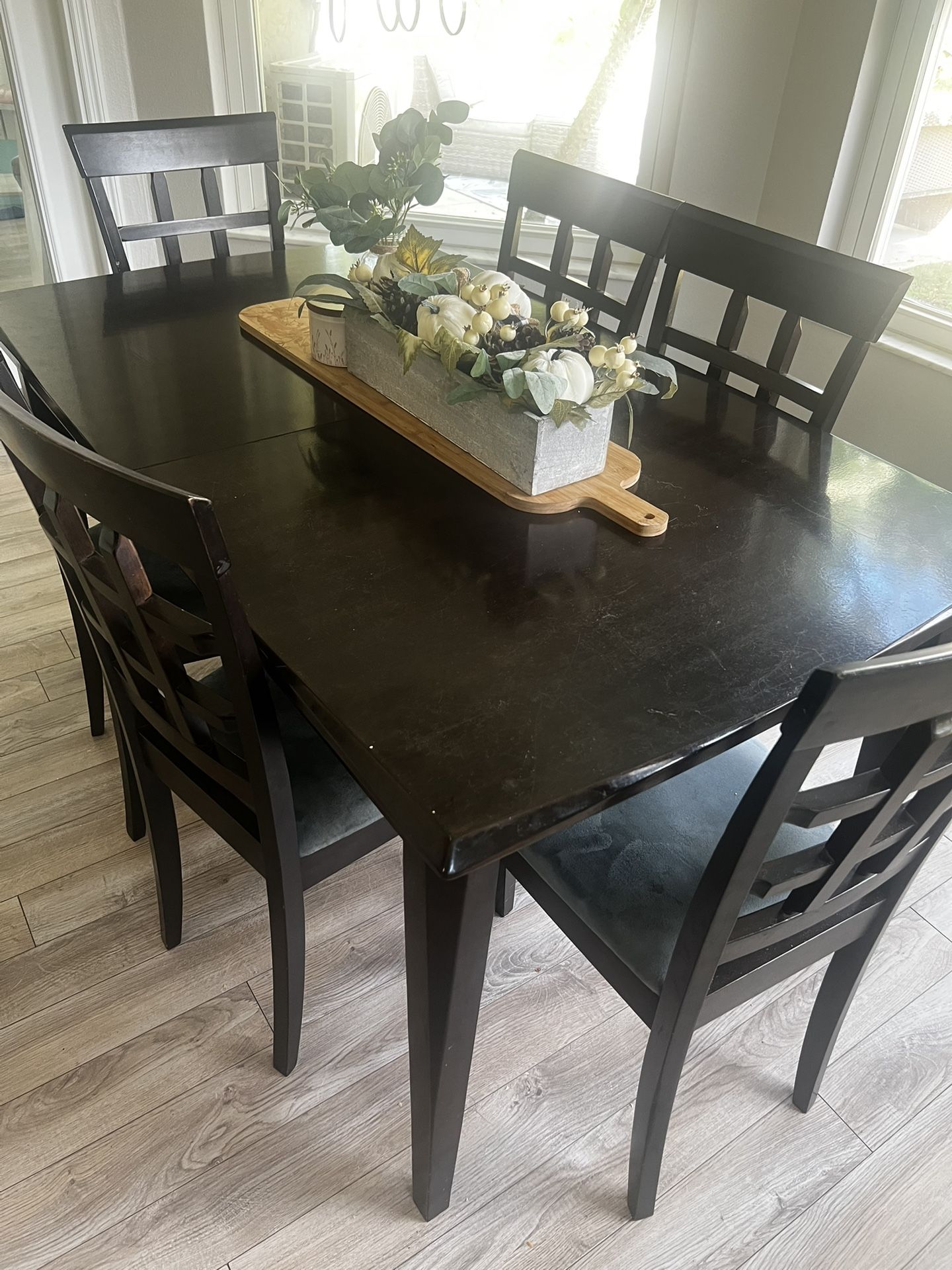 Dining room Table (with Leaf) + 6 Chairs