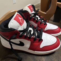 Nike Air Jordan 1 Mid Chicago 