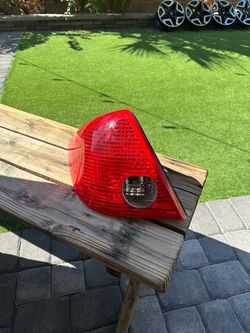 2009 Pontiac G6 tail light- driver side // *BULBS INCLUDED