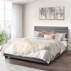 Platform bed new in box. Deliver and mattress available but extra charge. Hanlamos espanol