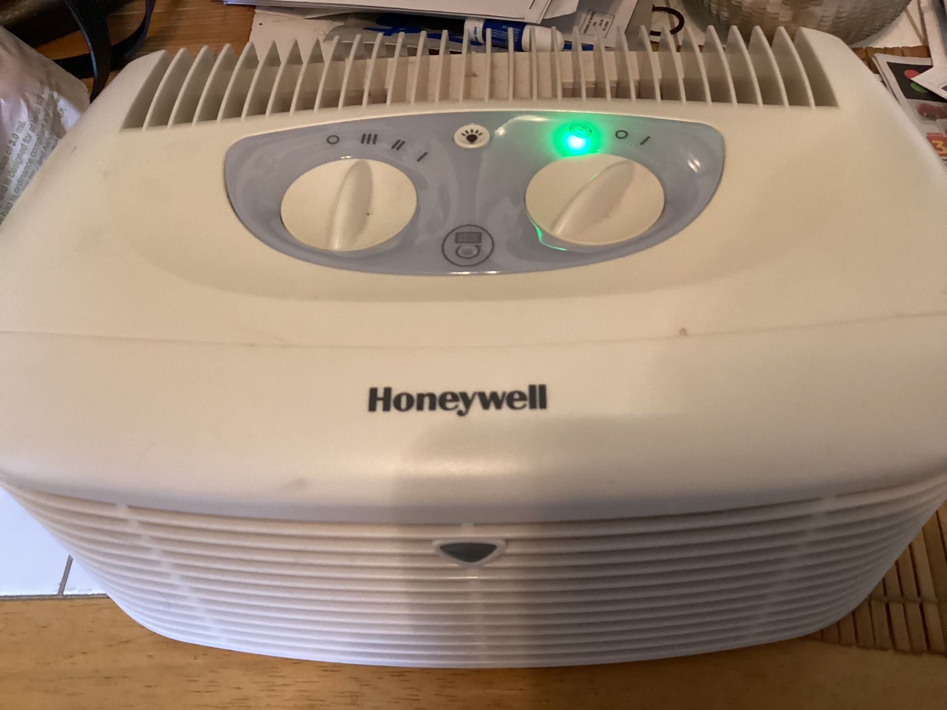 Honeywell Tabletop Ionic HEPA Air Cleaner In Like New Condition 