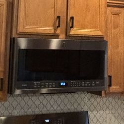 GE Profile 2.1-cu ft Over-the-Range Microwave with Sensor Cooking ( Black Stainless )