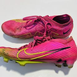 9.5 Nike Soccer Cleats 