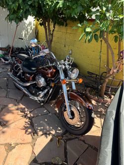 Motorcycle Shadow Aero 750