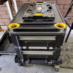 DeWalt 3 Drawer Rolling Tool Chest With Dividers