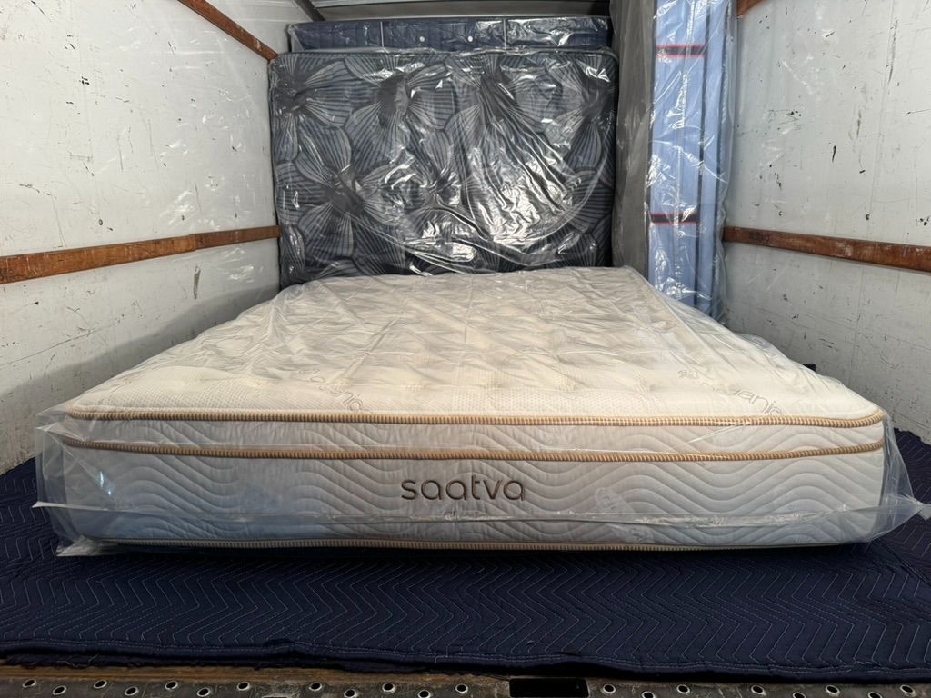 LIKE NEW! Queen Saatva Classic Luxury Firm Mattress - Delivery Available 