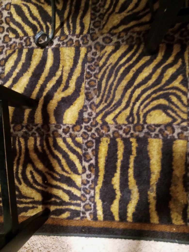 Bar stool and rug plus pictures