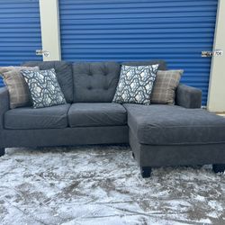 DELIVERY AVAILABLE 🚚🚛🚚 super Nice 2 Piece Reversible Sectional 