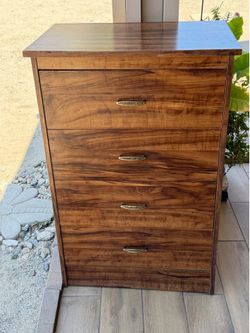 Beautiful Dresser. 4 Drawers.
