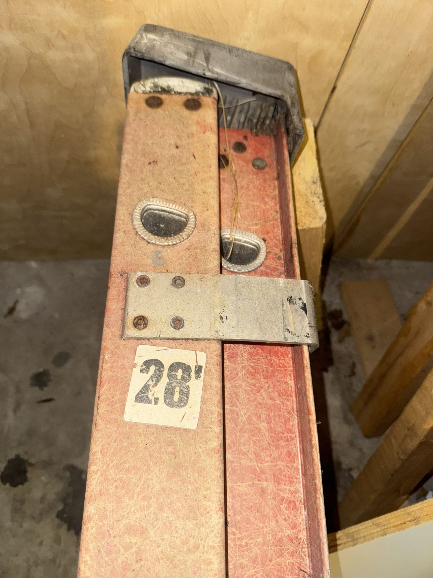 28ft Louisville Fiber Glass Ladder