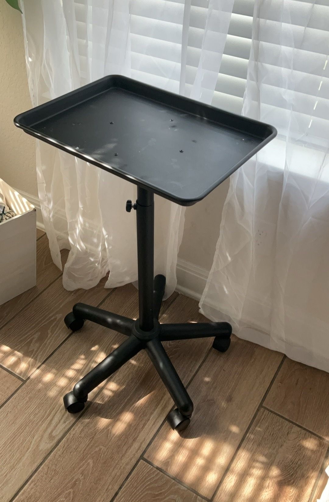 Rolling tray table