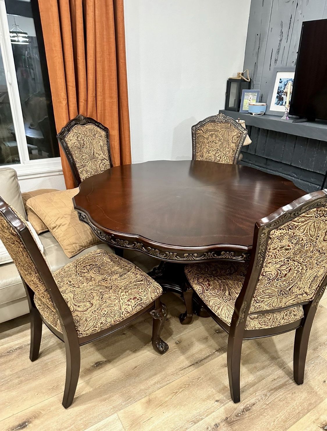 Dining Room Table With 4 Upholstered Chairs