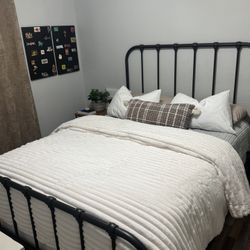 Black Metal Queen Bed 