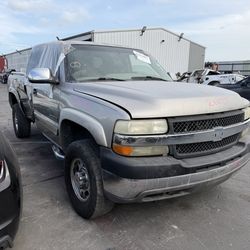 2001 CHEVY SILVERADO 2500HD IN FOR PARTS!