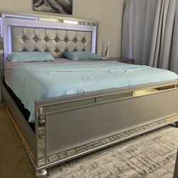 CA King Valentino Panel Bedroom Set Dresser, Mirror & Nightstand in Silver, 