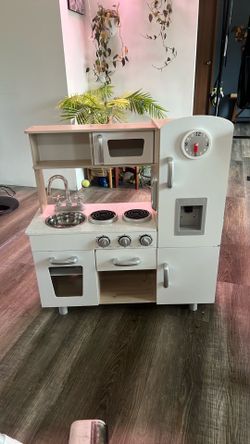 Toy kitchen