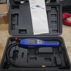 Mastercool 55900 Intellasense II Refrigerant Leak Detector with Hard Case. used. tested. in a good working order.  
