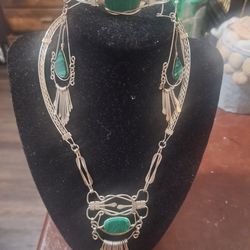 Juego conpleto de plata incluye  pulcera collar y aretes piedra  posiblemente navajo.