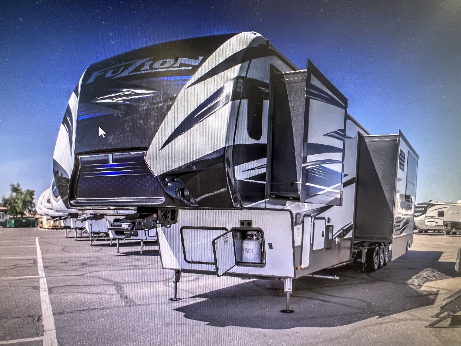 2019 FUZION 427 TOYHAULER