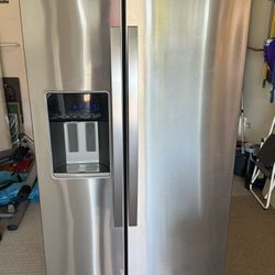 Very Nice Whirlpool Refrigerator 