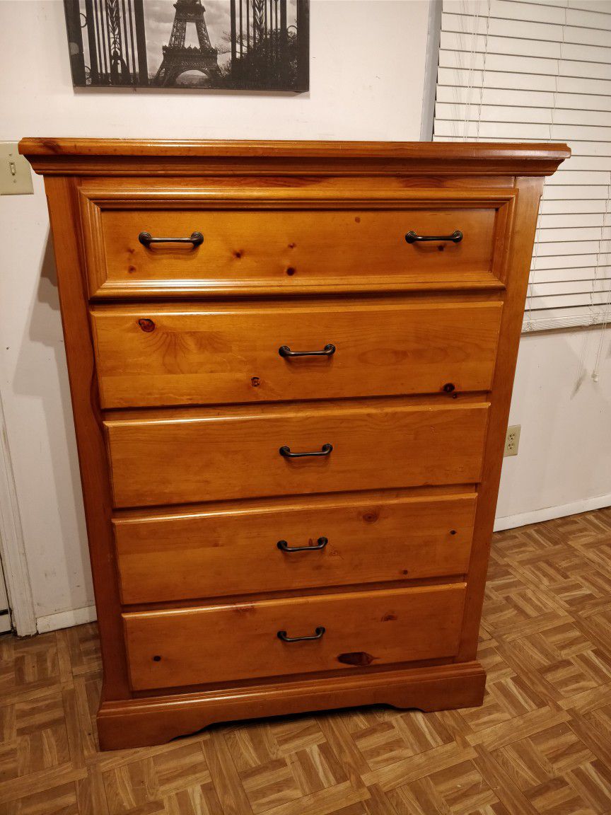 Like new solid wood big chest dresser with big drawers in very good condition, all drawers sliding smoothly