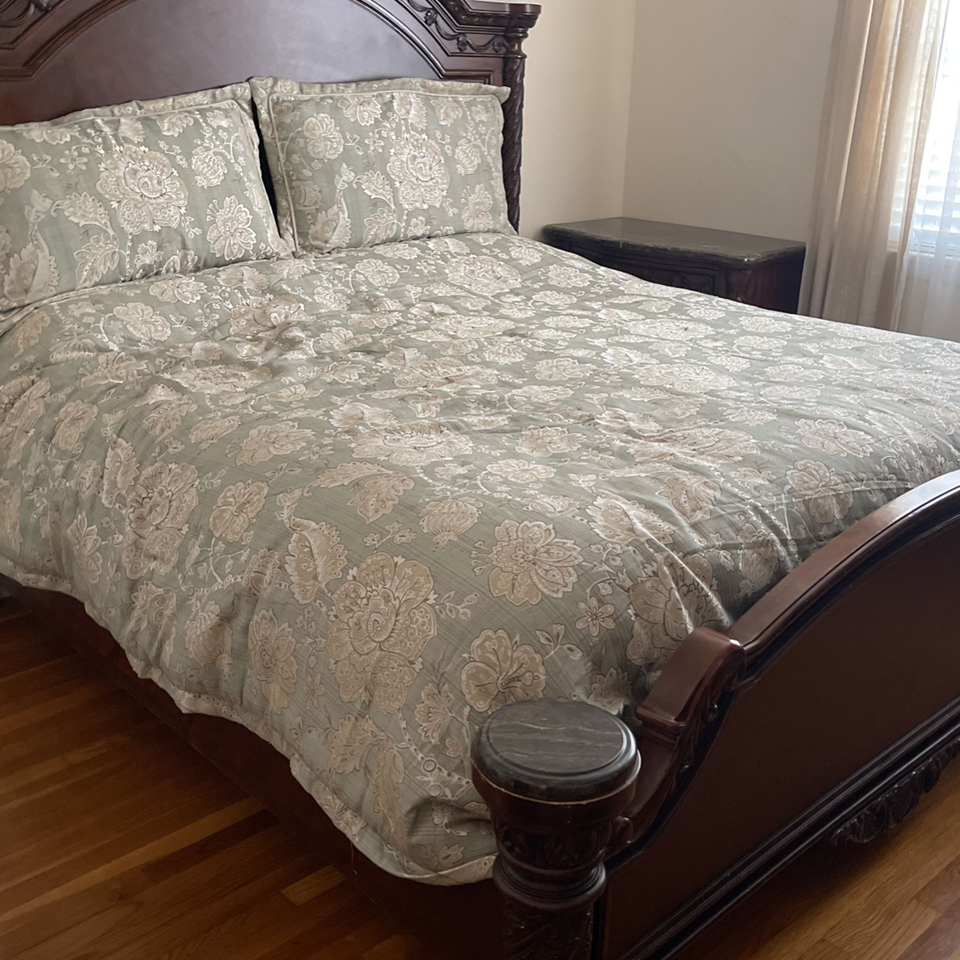 Ashley’s Furniture Bed Room Set