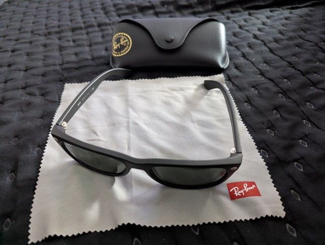 AUTHENTIC RAY BAN WAYFARER RB2132 646/231 SUNGLASSES.