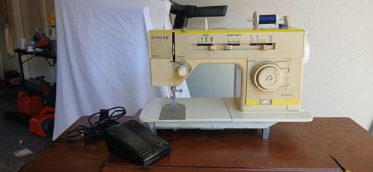 singer sewing machin with pedal