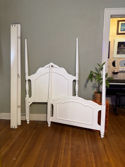 BEAUTIFUL WHITE 4 POSTER TWIN BED