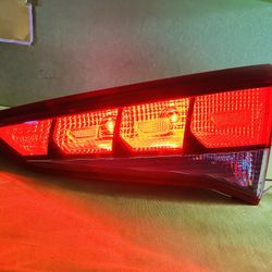 2016 - 2018 HYUNDAI TUCSON INNER TAIL LIGHT RIGHT PASSENGER SIDE OEM 92404-D3 TESTED