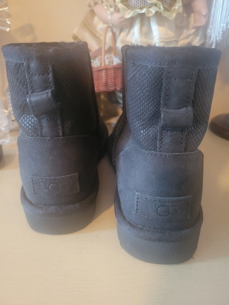 Uggs Womans Size 6