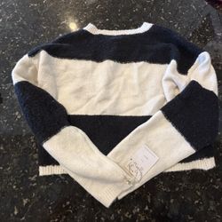 NEVER WORN WOMENS SWEATER TOP